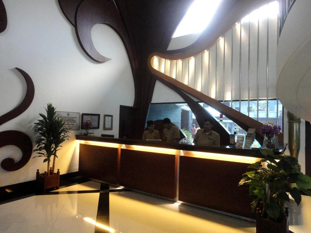 Hotel Swarna Dwipa Palembang Exterior photo